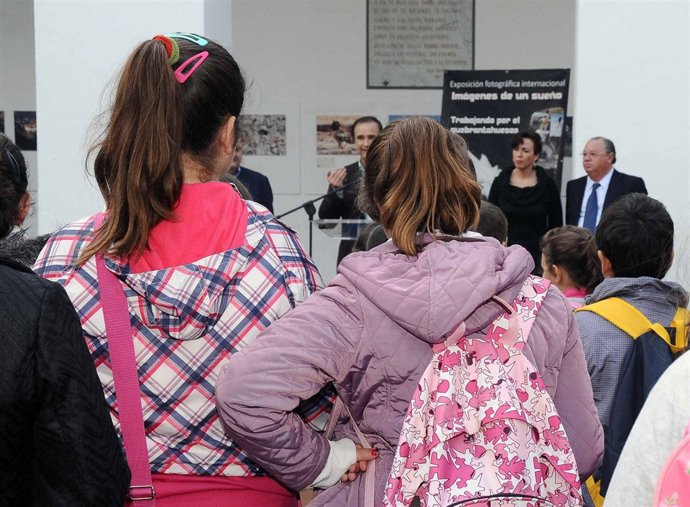 Escolares asistentes a la inauguración de la muestra
