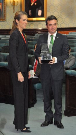 La Infanta Elena entrega un premio al rector de la UCA, Eduardo González