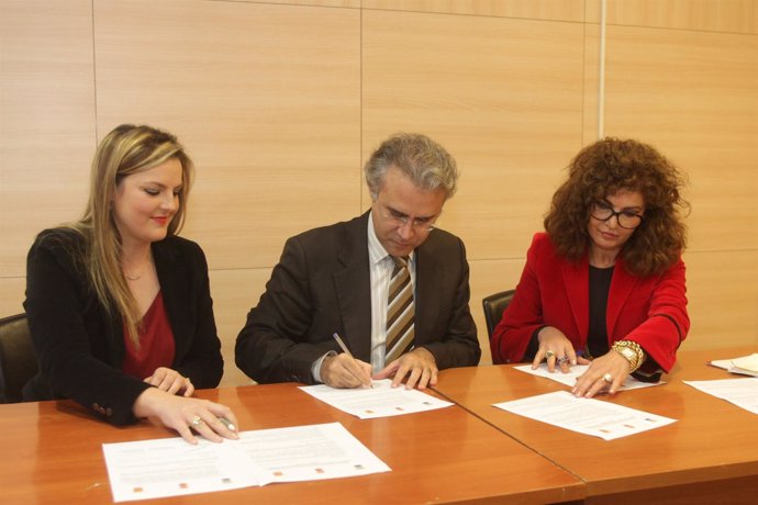 Firma del acuerdo con Marbella (Málaga)