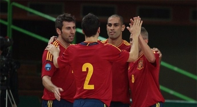 Torras y Fernandao celebran el gol de España