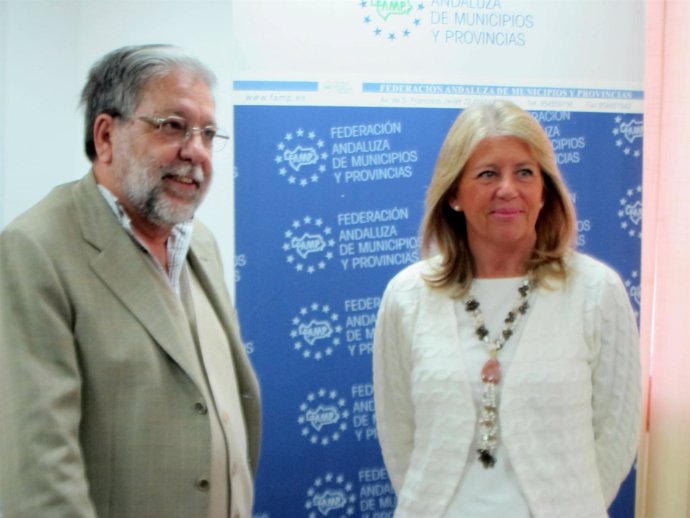 Expresidente de la FAMP, Francisco Toscano, y la nueva presidenta, Ángeles Muñoz