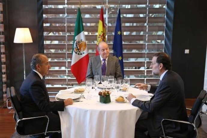 Don Juan Carlos almuerza con Rajoy y el Felipe Calderón