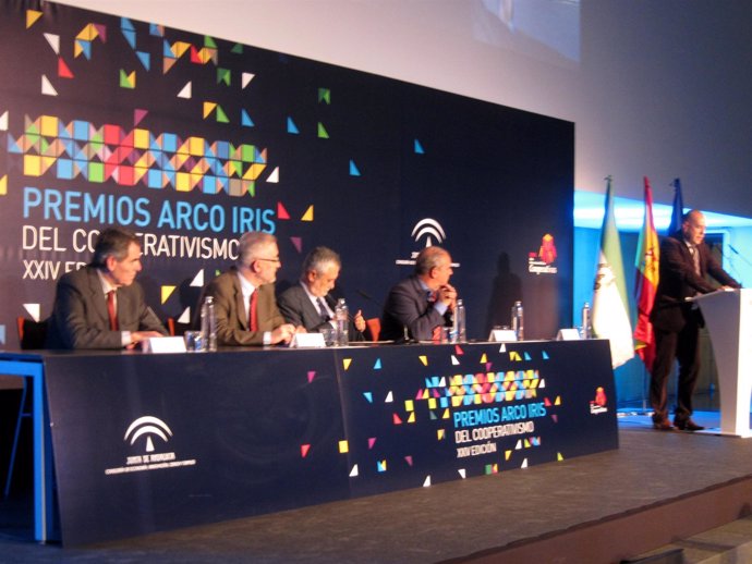 Griñán preside la entrega de los Premios Arco Iris
