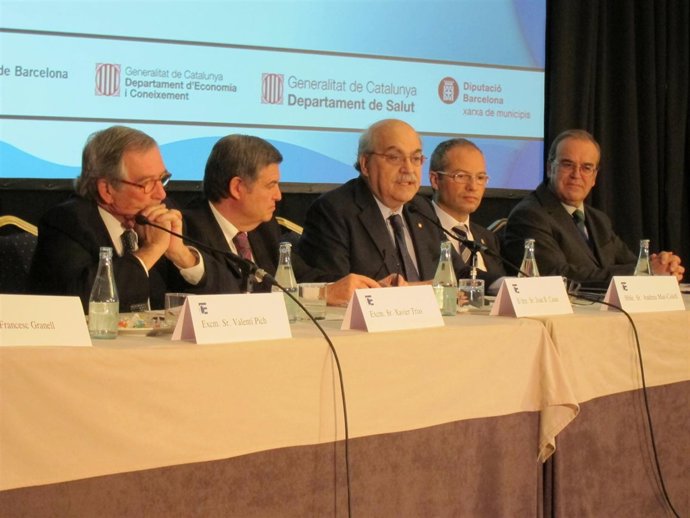 X.Trias, J.B.Casas (Colegio de Economistas de Catalunya) y A.Mas-Colell