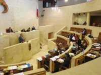 PRC achaca las cuentas a la "incompetencia" no a la "herencia" y PSOE dice que la crisis no es "una maldición"