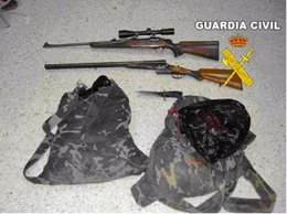 Armas y mochilas con restos de muflón y ciervo requisados en el operativo.