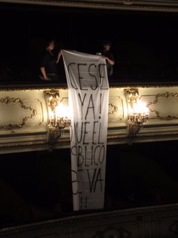 Actores Exhiben Pancartas De Protesta En El Teatro Principal