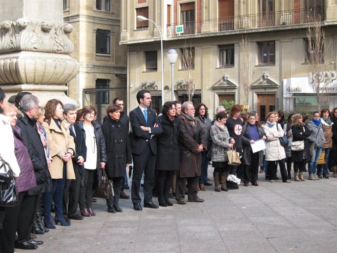 Concentración contra la violencia de género en la Plaza del Vínculo de Pamplona.