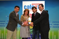 Esperanza Oña recibe el premio de Colegas