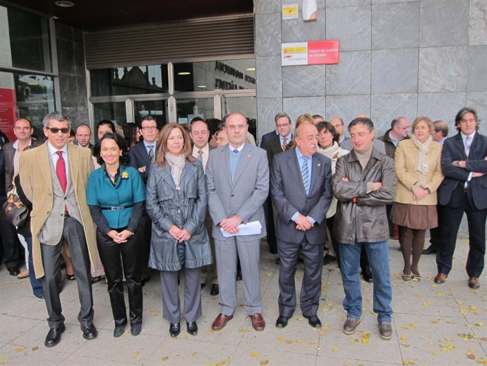 Jueces Y Fiscales Protestan Ante Los Juzgados De Cáceres