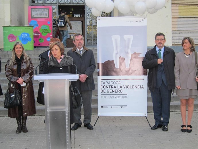 Belloch en el acto contra la violencia hacia las mujeres