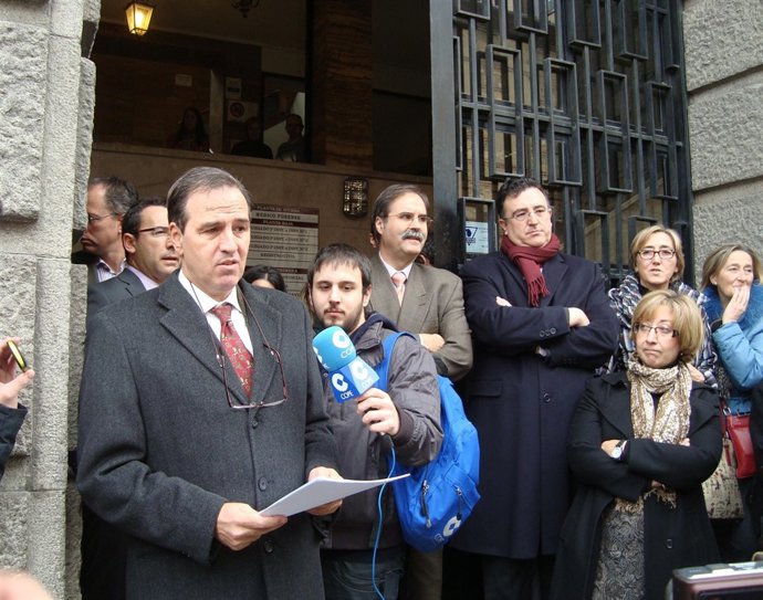 El juez decano lee el manifiesto