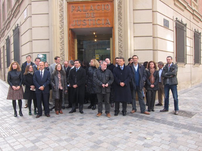 Jueces y fiscales de La Rioja frente al Palacio de Justicia