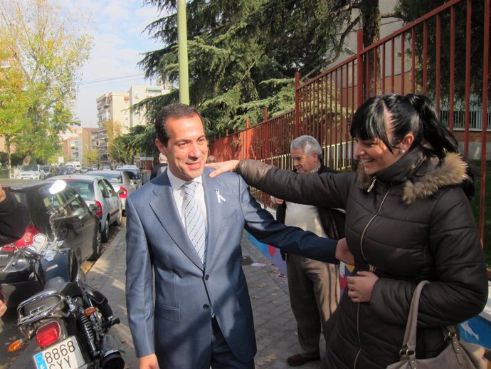 Victoria con una de las vecinas de Carabanchel que han ido a saludarle