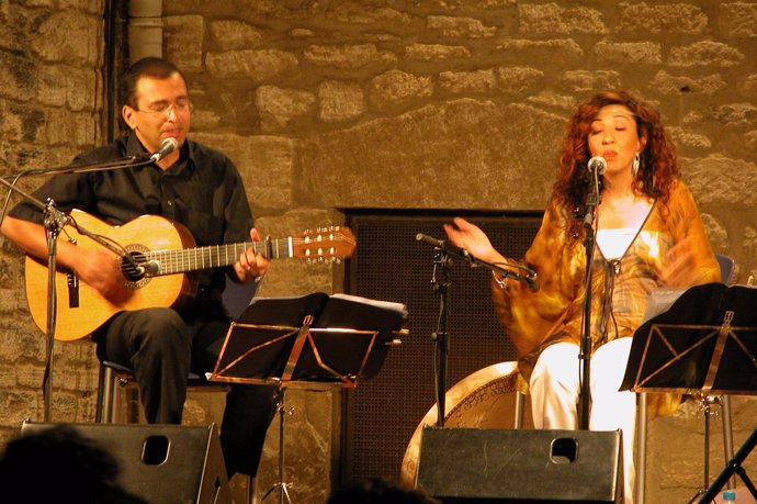 La cantante iraní Kathy Evoghli y su hermano Arsham