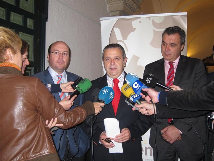 Salvador Fuentes atiende a los periodistas