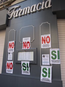 Carteles De Protesta Por Los Impagos En Una Farmacia Cerrada Por Huelga Patronal