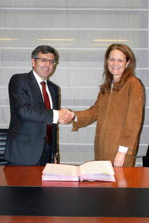 Francisco Román y Montserrat Gomendio, tras la firma del convenio. 