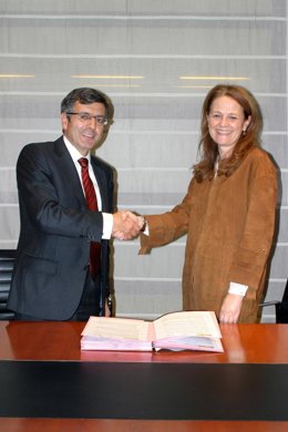 Francisco Román y Montserrat Gomendio, tras la firma del convenio. 