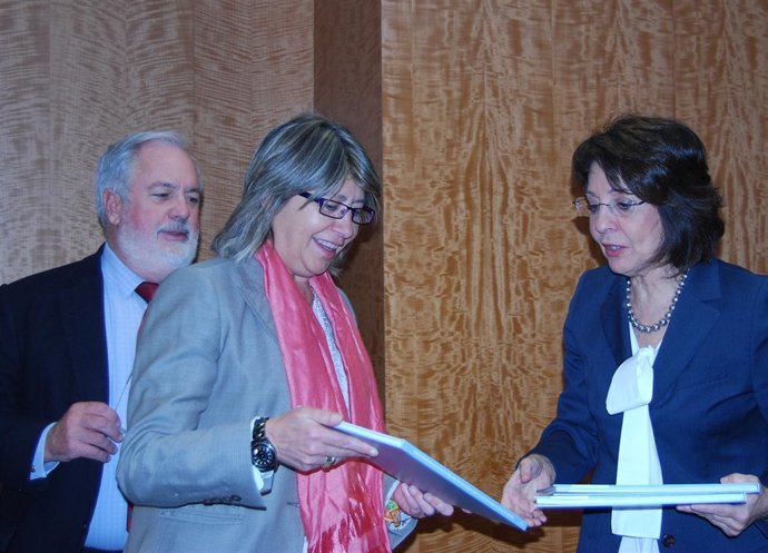 Entrega dictamente de Galicia a la comisaria de Pesca