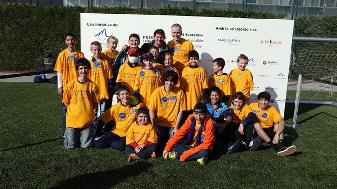 El jugador del FC Barcelona Leo Messi con niños enfermos