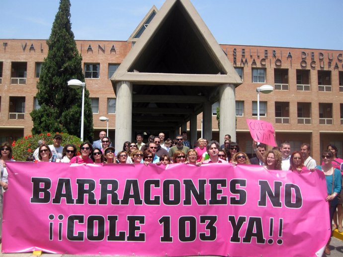 Padres Del Colegio 103 De Valencia Ante La Conselleria De Educación.