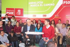 José Antonio Griñán con jóvenes en un acto del PSOE-A