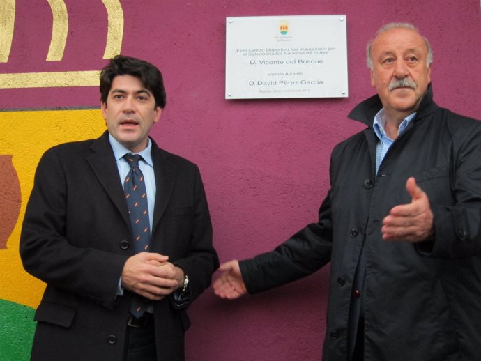 Del Bosque inaugura un centro deportivo en Alcorcón junto al alcalde David Pérez