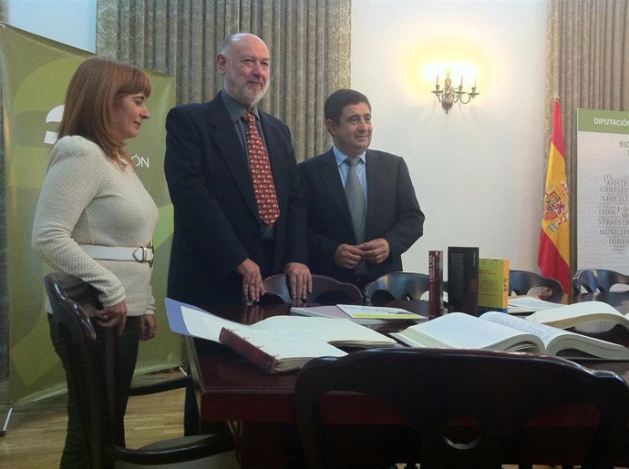 Eslava Galán entrega parte de su archivo personal al IEG