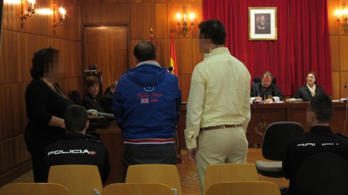 El acusado observa el tubo circular con el que al parecer golpeó a su hermana