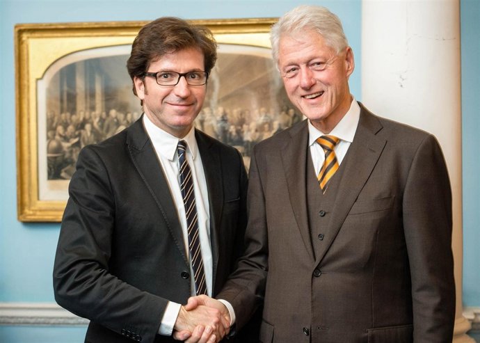 El expresidente Bill Clinton con el diputado Moscoso