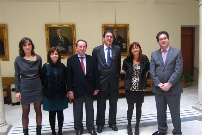 De Llera con miembros del turno de oficio de violencia de género en Sevilla