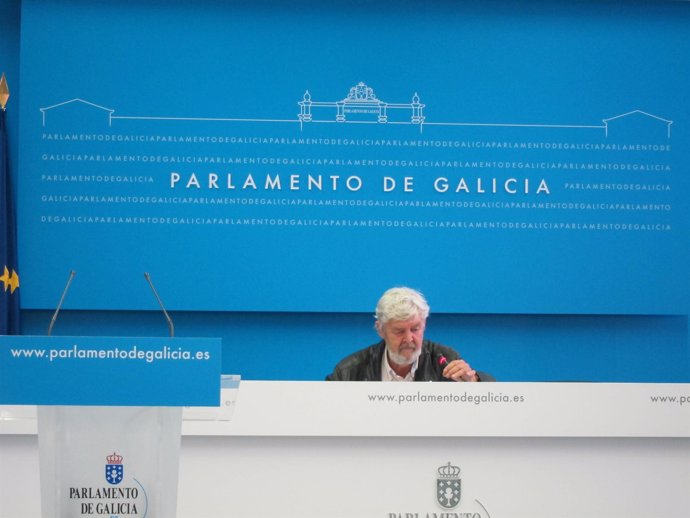 El portavoz de AGE, Xosé Manuel Beiras, tras la xunta de portavoces
