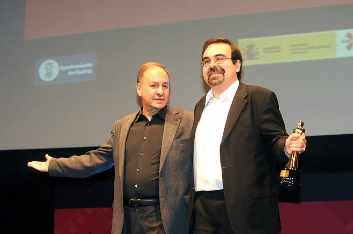 El productor Óscar Rodríguez, con el Colón de Oro del 38 Festival Iberoamericano