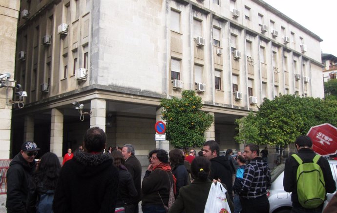 Concentración ante los juzgados del Prado por detenidos en 'Corrala Ilusión'