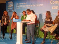 Zoido señala que el que apoye el dictamen de la comisión de los ERE "será cómplice de 10 años de corrupción" de la Junta