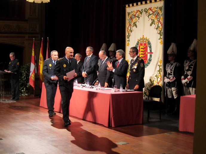 Agentes reciben su distinción en el Día de la Policía Municipal de Valladolid