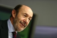 Rubalcaba acusa al Gobierno de "desentenderse" de la lucha contra la violencia de género
