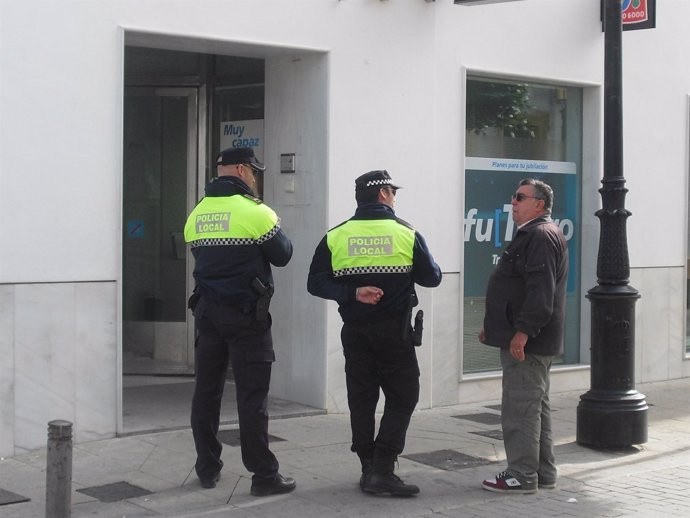Dos agentes de la Policía Local de La Palma patrullan a pie de forma preventiva