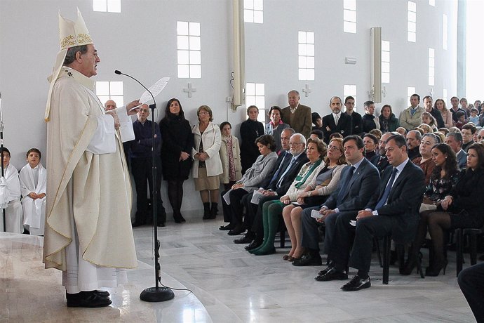 Arzobispo inaugurando la Iglesia
