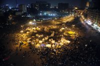 Miles de manifestantes acampan en la plaza Tahrir para protestar contra Mursi