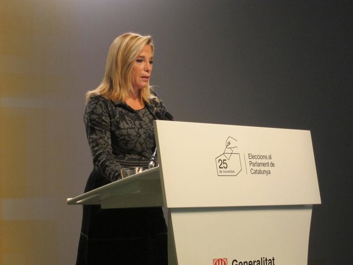 Joana Ortega, en rueda de prensa en el Parlament