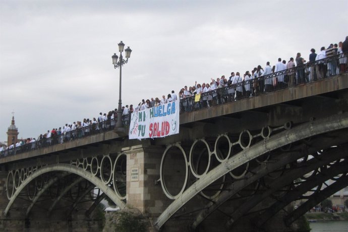 Concentración de médicos residentes en el Puente de Triana de Sevilla