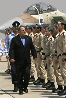 Ehud Barak, Pasa Revista A Pilotos De Combate