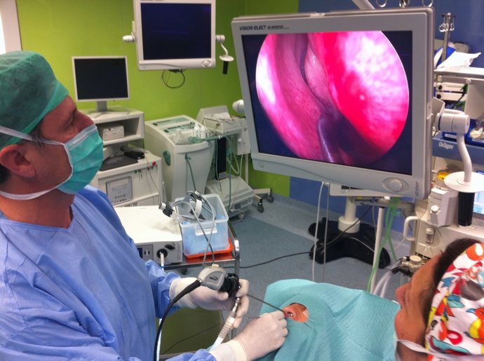 Cirujano  Realizando Un Abordaje Endoscópico Endonasa