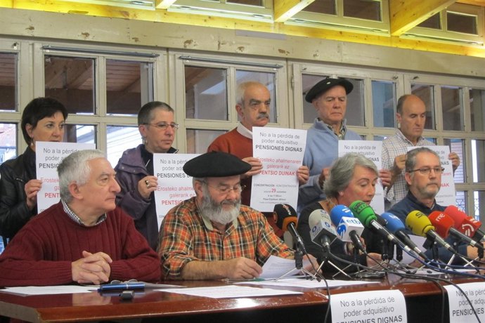Portavoces de las asociaciones de pensionistas de Euskadi y Navarra