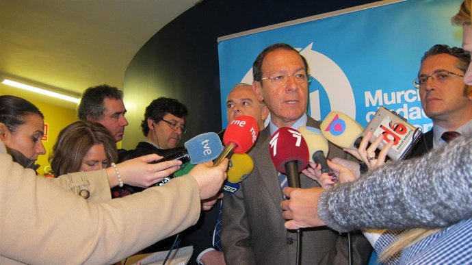 Miguel Ángel Cámara atiende a los medios