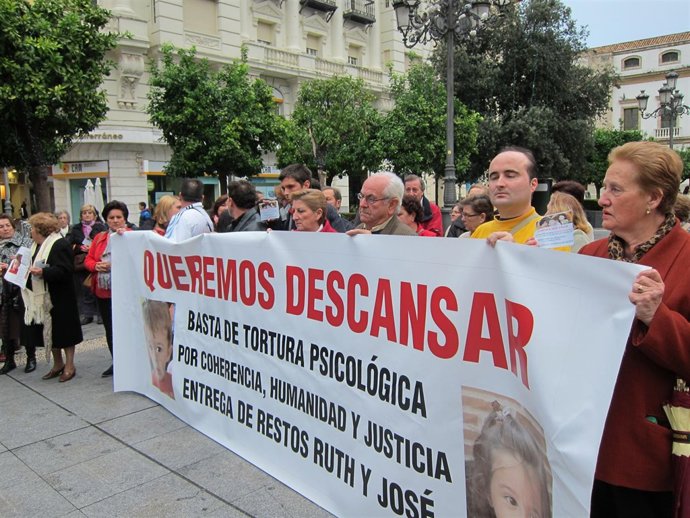 Miembros de la Plataforma Justicia para Ruth y José