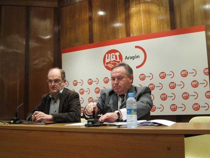 El secretario general de UGT-Aragón, Julián Lóriz, y el economista Rodrigo.