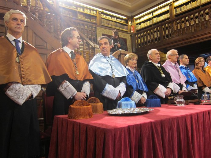 Gotor (de negro, cuarto por la derecha), al inicio del acto de Santa Catalina.